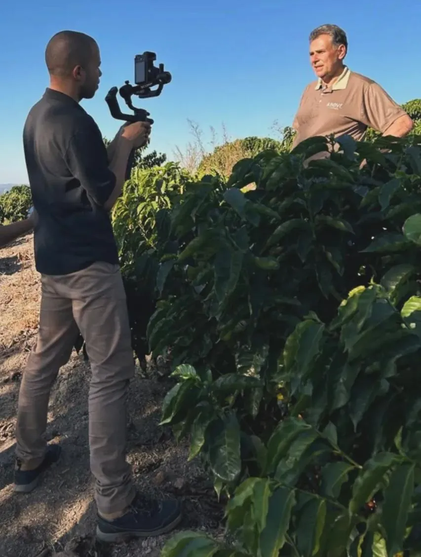 Charles Ribeiro filmando uma entrevista em campo