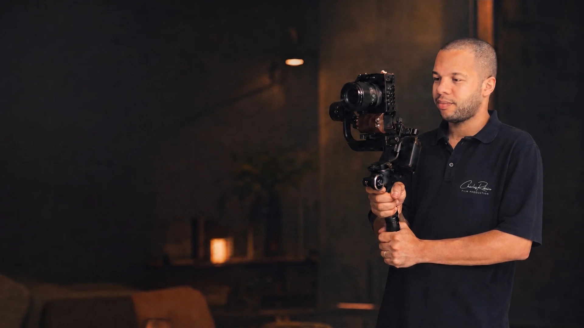 Charles Ribeiro operando uma câmera profissional em produção audiovisual